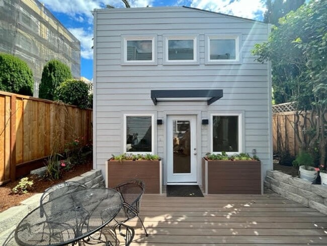 Building Photo - Recently Constructed, Fully Detached, Garden Unit, Utilities Included**