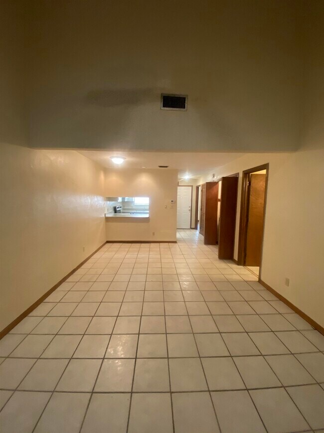 Building Photo - 1102 Greentree Ct