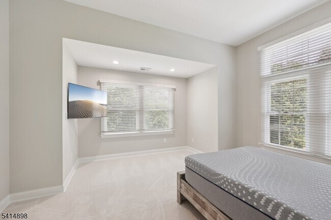 Building Photo - 5 Shores Rd