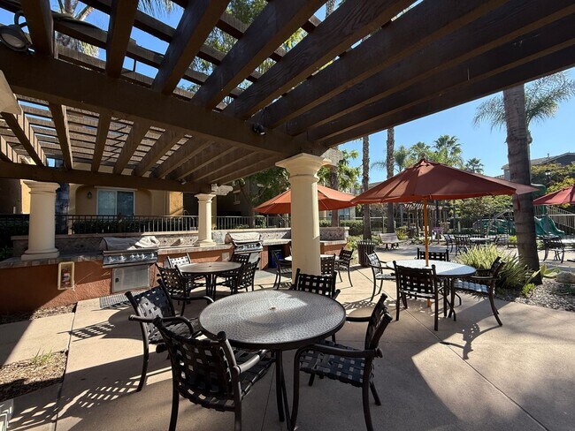 Building Photo - Tri-level 3-bedroom 3-bathroom townhouse located in Chula Vista, CA