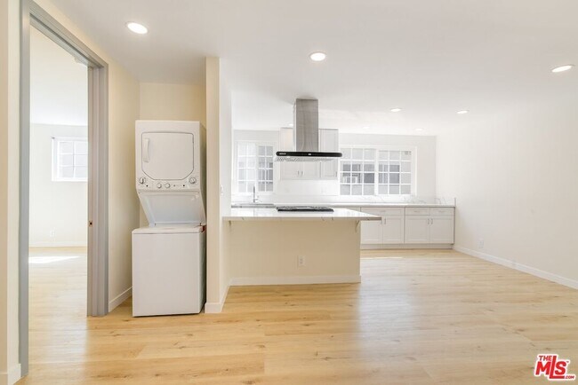 Building Photo - 835 S Sherbourne Dr