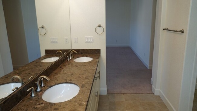 Building Photo - Beautiful 3 Bed, 2.5 Bath in Desirable Dia...