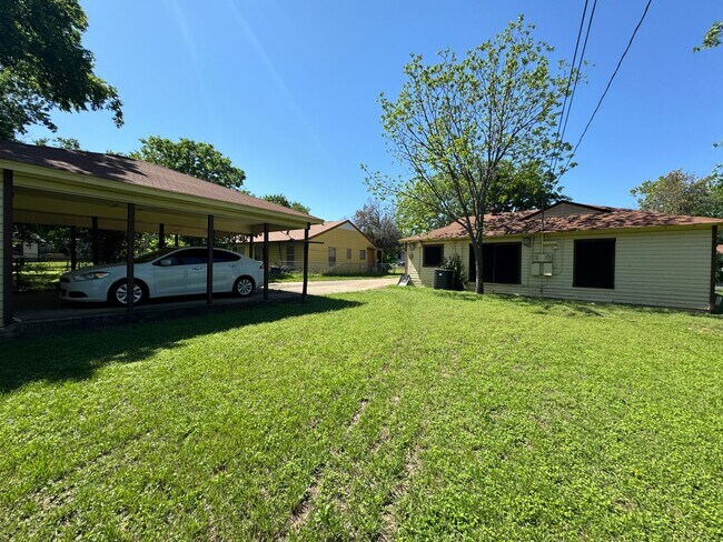Building Photo - 708-708 Carrie Ave