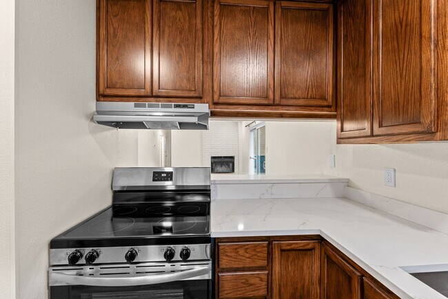 Building Photo - Tastefully Updated 3 bedroom 2 bath Duplex Northeast San Antonio