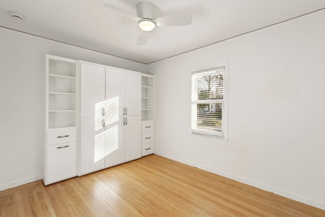 Building Photo - Downtown Davis Cottage-Available for Spring Move In