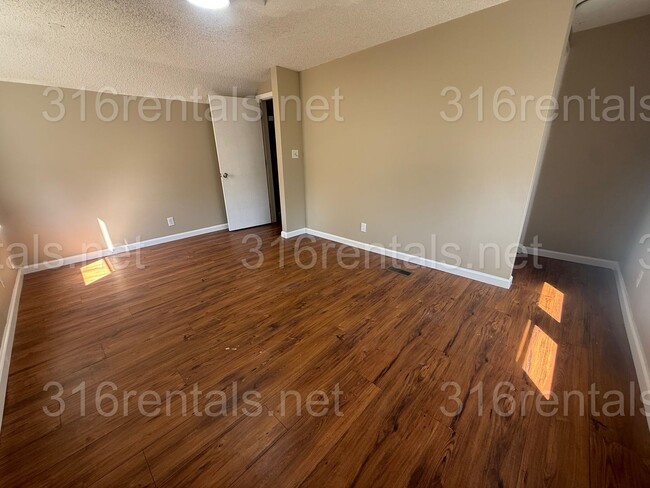 Building Photo - $1445 - 4 bedroom/ 2 bathroom - Single Family Home