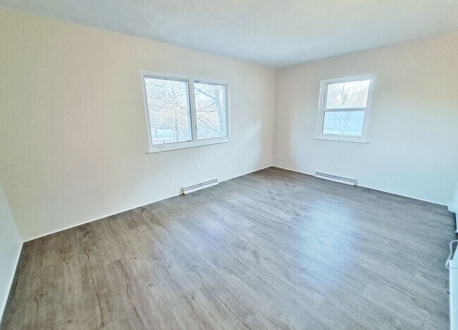 Building Photo - 3 Bed / 1-1/2 Bath Single Family Home w/ 2-Car Garage