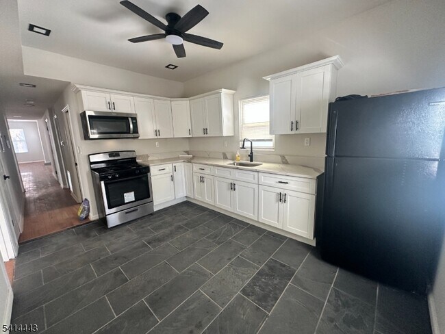 Building Photo - 134 Isabella Ave