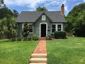 Building Photo - Beautiful downtown home!