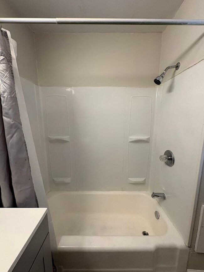 Building Photo - Three bedroom one bathroom home for rent