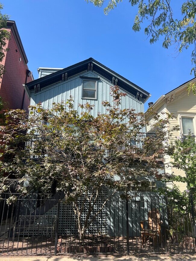 Primary Photo - 1704 N Sedgwick St