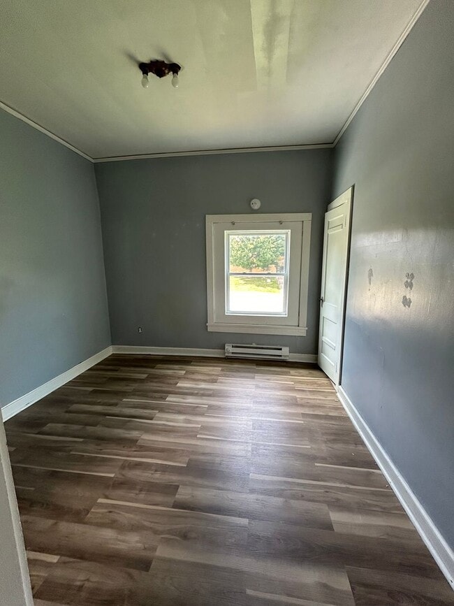 Building Photo - Large 2 Bedroom 1 Bath Apartment