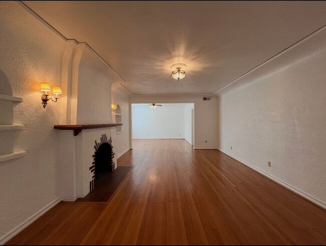 Building Photo - Charming 1930’s Highland Park Duplex