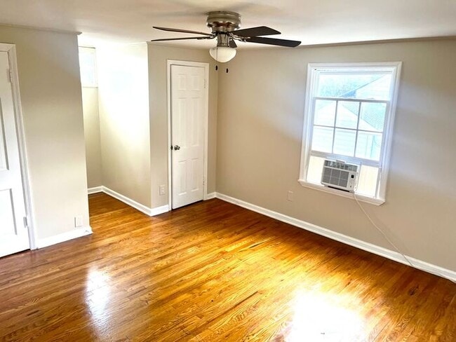 Building Photo - Beautiful 3 Bed 2 Bath w Fire Place/Hardwo...
