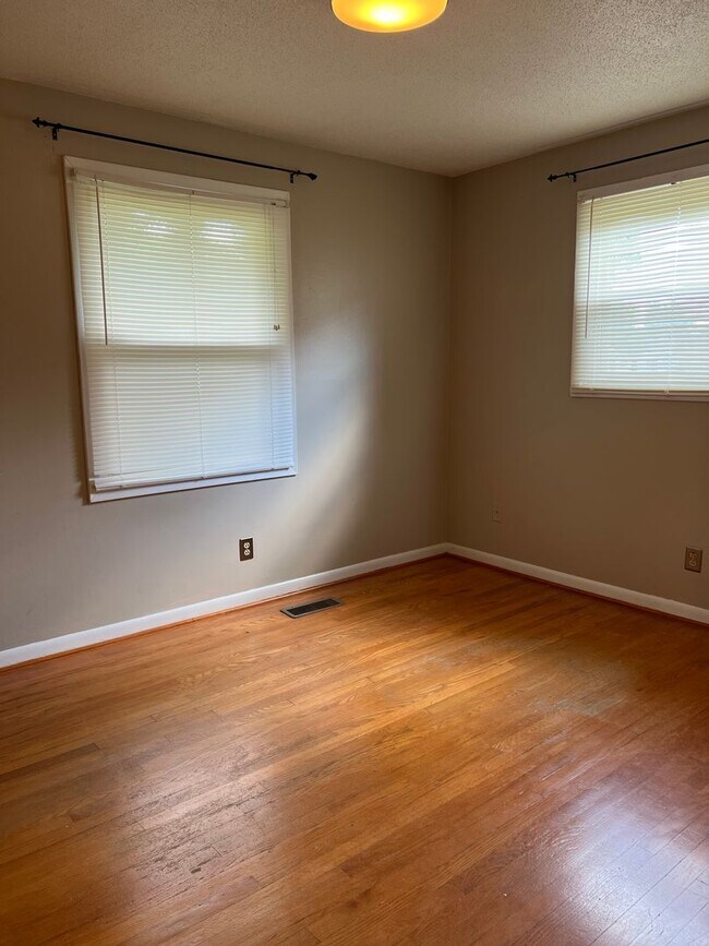 Building Photo - Knoxville 37921 - 3 bedroom 1.5 bath home - call Adam Sharp 865-254-0980