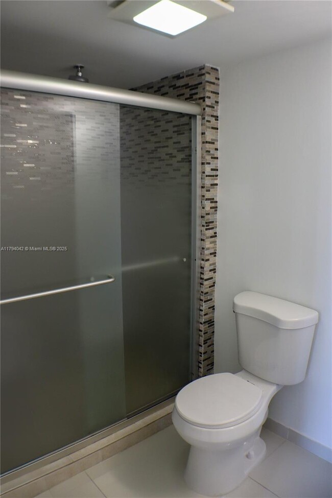 Building Photo - 3301 N Country Club Dr