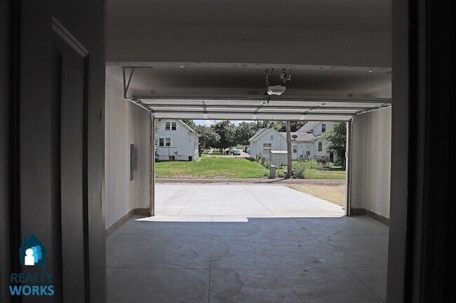 Building Photo - 805 Charleston St