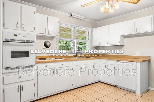 Building Photo - 2203 Oak Hill Dr