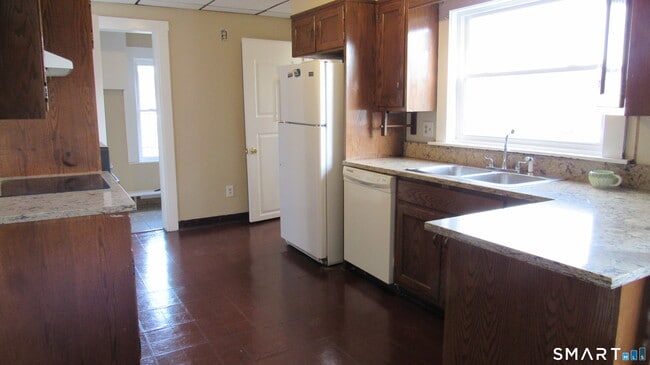 Building Photo - 246 N Elm St