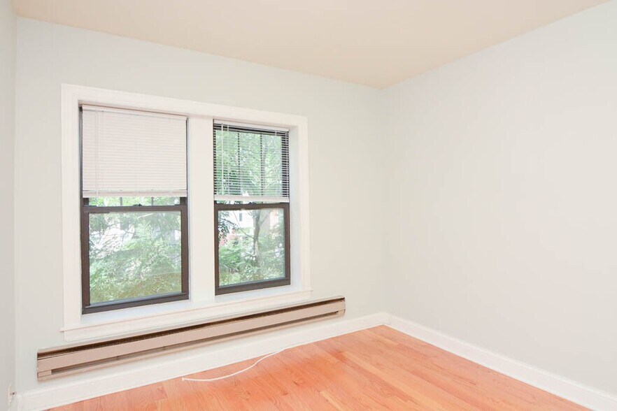 Building Photo - 823 W Wolfram St