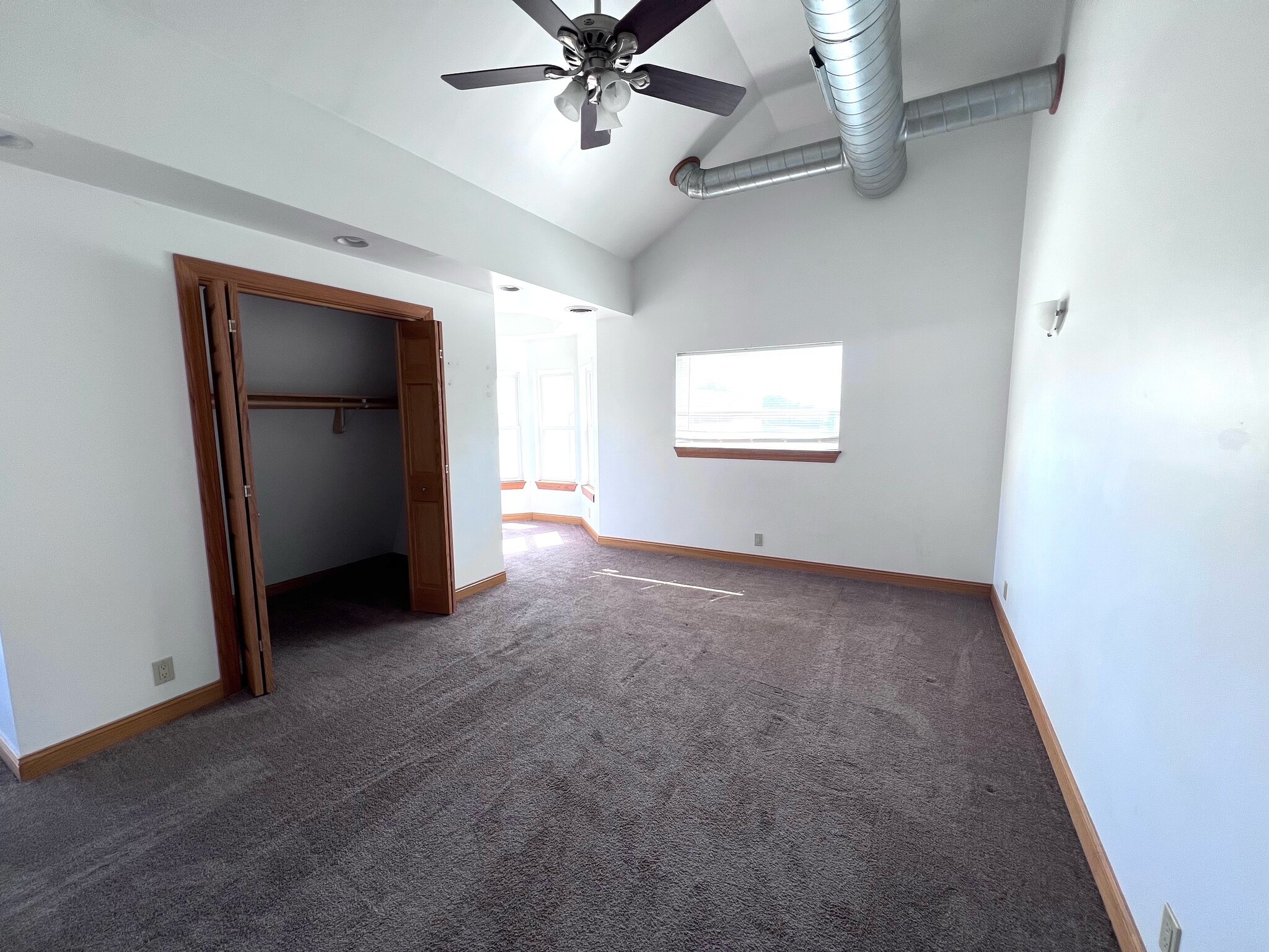 Large master bedroom - 1400 College Ave