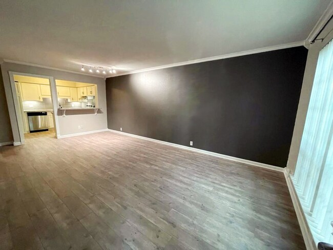 Building Photo - Amazing 1 Bedroom 1 Bath Condo - Move In R...