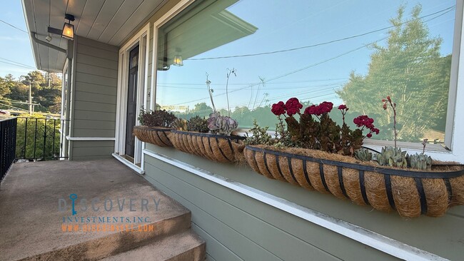 Building Photo - Chic Mid Century Modern Home