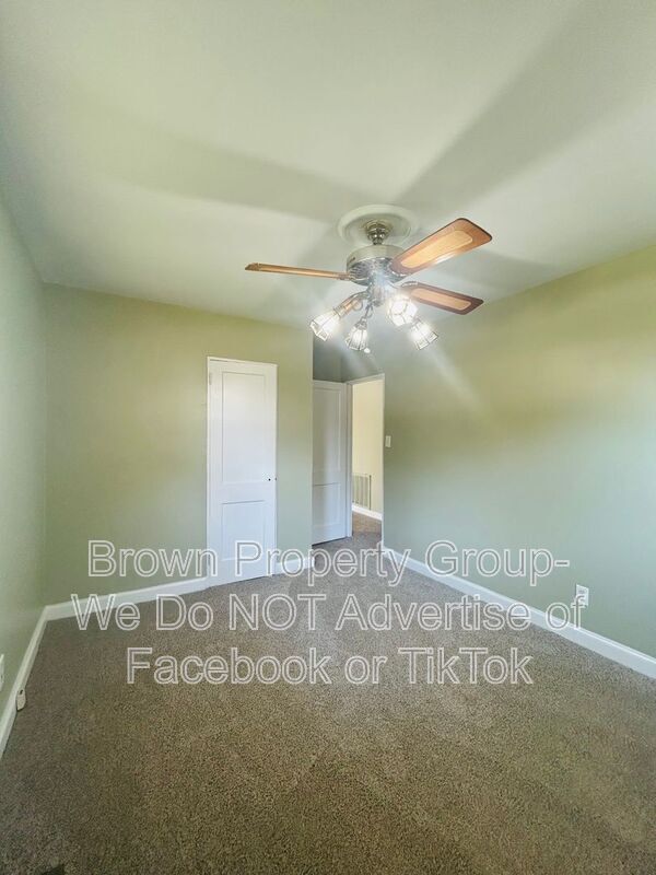 Building Photo - 486 McBain Dr