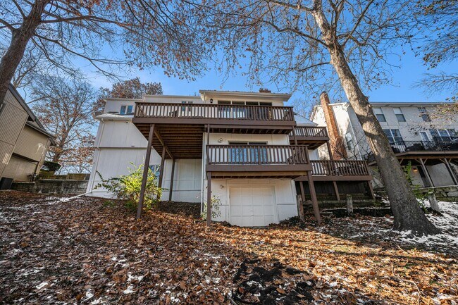 Building Photo - Renovated Lakefront 5 Bedroom Home with 2 Garages!