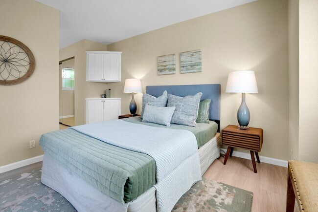 Building Photo - Excellent Santa Clara Location! Open Floor Plan! Granite Counters!