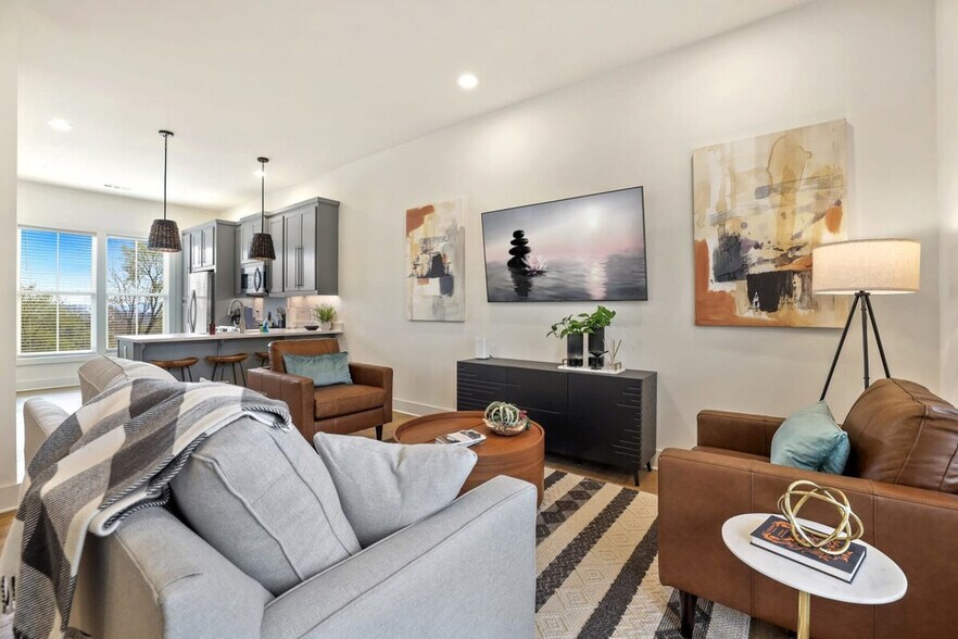 Building Photo - 372 S Hill Ave