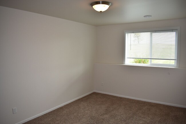 Building Photo - 3 Bed 3 Bath Twin Home
