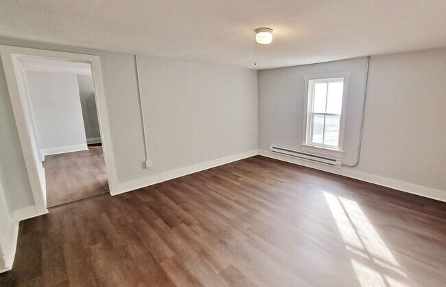 Building Photo - 516 Main St