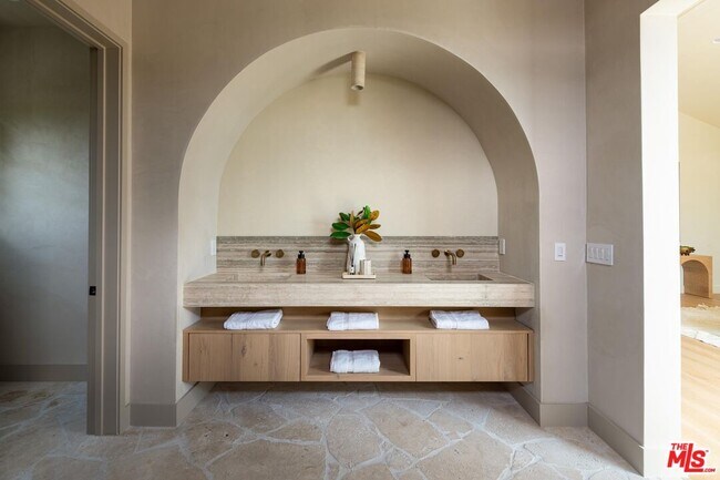 Building Photo - 11748 La Maida St