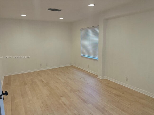 Building Photo - 725 Navarre Ave