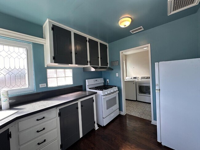 Building Photo - 445 1/2 E Puente St