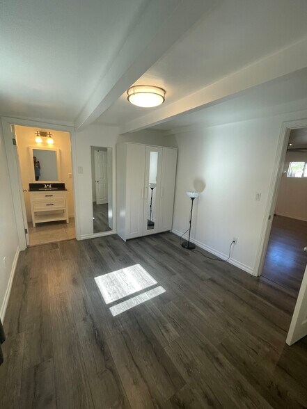 Building Photo - 6756 Tyrone Ave