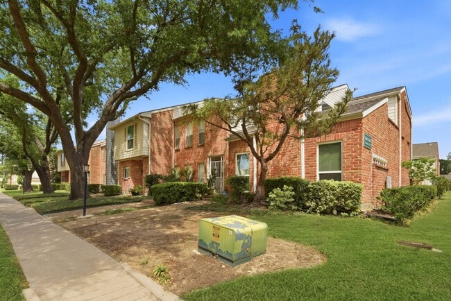 Building Photo - 1011 Fountain View Dr