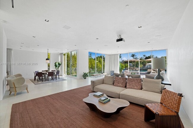 Building Photo - 1051 W 48th St