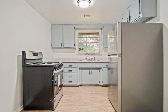 Building Photo - 1041 Hickory Ln