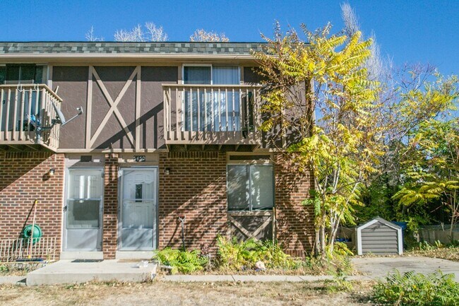 Building Photo - $1,695.95 - 2 Bed, 1 Bath Townhome In Denver with In Unit Laundry!