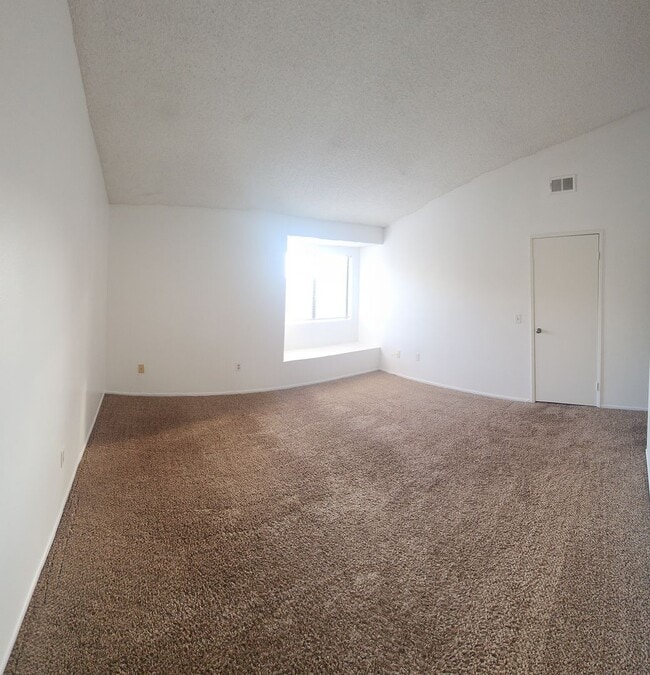 Building Photo - West End Ventura 3 bedroom townhome with attached garage and spacious yard