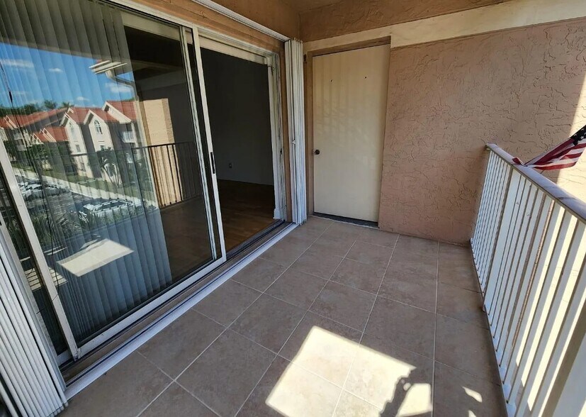 Building Photo - 10420 SW 158th Ct