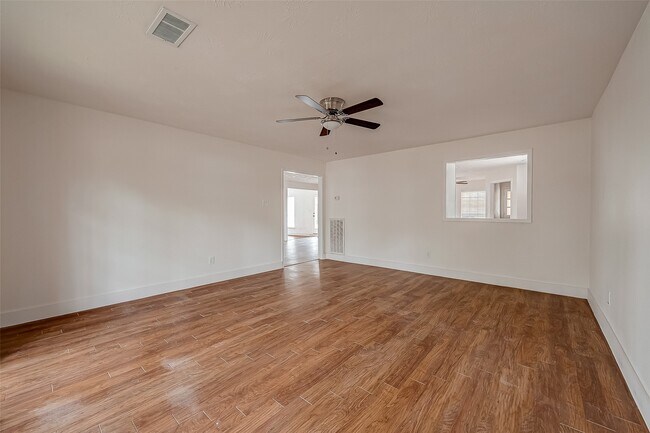 Building Photo - 934 Goldfinch Ave