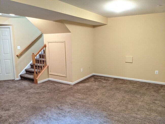 Building Photo - Townhouse in Spring Ridge community - OAKD...