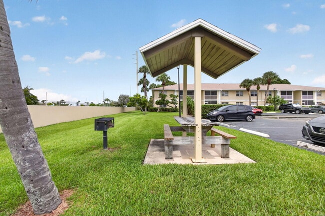 Building Photo - 1536 SE Royal Green Cir