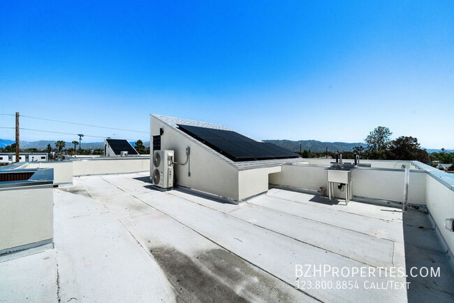 Building Photo - Beautiful Modern Duplex in the heart of No...