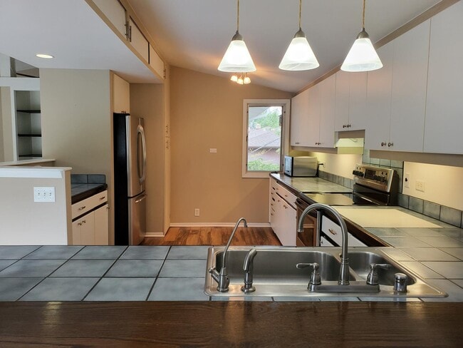 Building Photo - 413 Riverview Dr