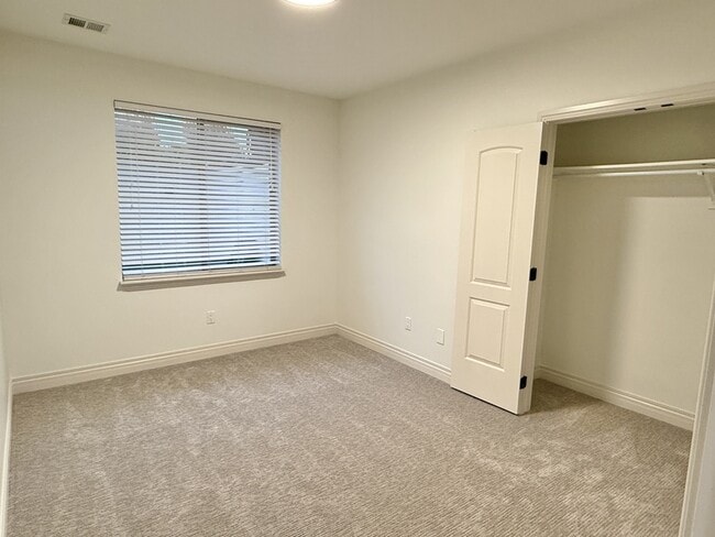 Building Photo - 14328 S Log Home Ln