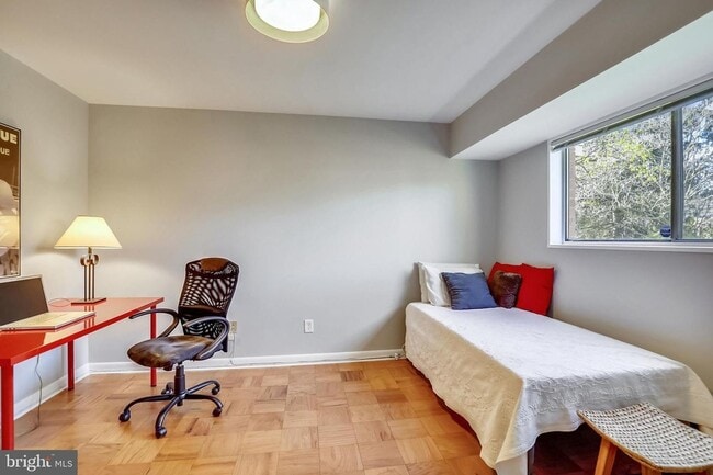 Building Photo - Private and Spacious Condo in Bethesda!